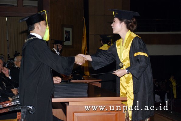 dok-humas-unpad_ilalang-foto_wisuda-gel-1-2010-2011_s1-fikom_151