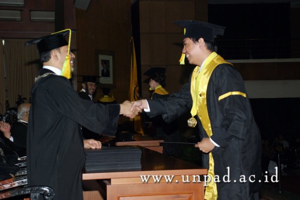 dok-humas-unpad_ilalang-foto_wisuda-gel-1-2010-2011_s1-fikom_152