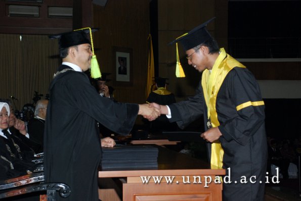 dok-humas-unpad_ilalang-foto_wisuda-gel-1-2010-2011_s1-fikom_153