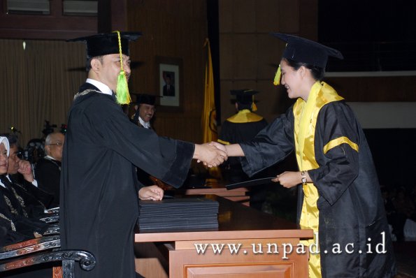 dok-humas-unpad_ilalang-foto_wisuda-gel-1-2010-2011_s1-fikom_154