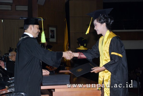 dok-humas-unpad_ilalang-foto_wisuda-gel-1-2010-2011_s1-fikom_155