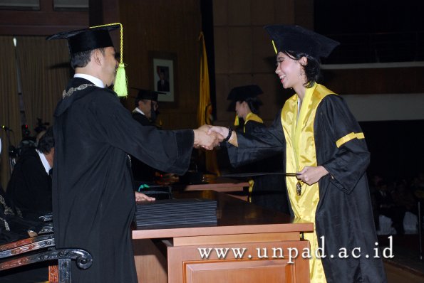 dok-humas-unpad_ilalang-foto_wisuda-gel-1-2010-2011_s1-fikom_158