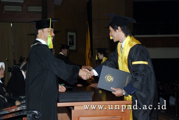 dok-humas-unpad_ilalang-foto_wisuda-gel-1-2010-2011_s1-fikom_160