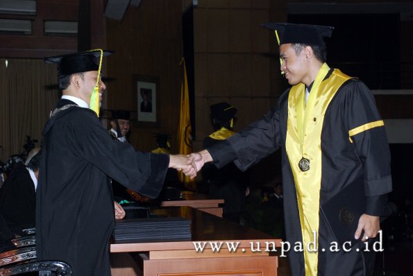 dok-humas-unpad_ilalang-foto_wisuda-gel-1-2010-2011_s1-fikom_161