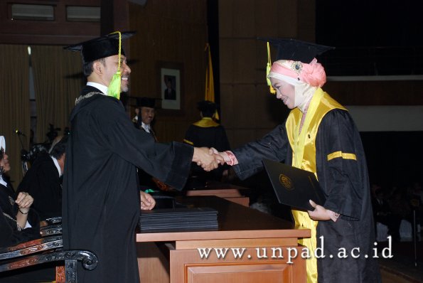 dok-humas-unpad_ilalang-foto_wisuda-gel-1-2010-2011_s1-fikom_162