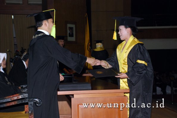 dok-humas-unpad_ilalang-foto_wisuda-gel-1-2010-2011_s1-fikom_165