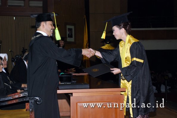 dok-humas-unpad_ilalang-foto_wisuda-gel-1-2010-2011_s1-fikom_169