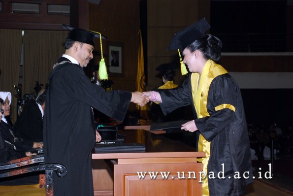 dok-humas-unpad_ilalang-foto_wisuda-gel-1-2010-2011_s1-fikom_170