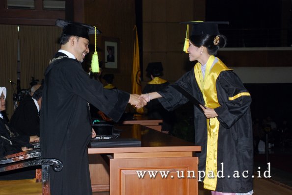 dok-humas-unpad_ilalang-foto_wisuda-gel-1-2010-2011_s1-fikom_171