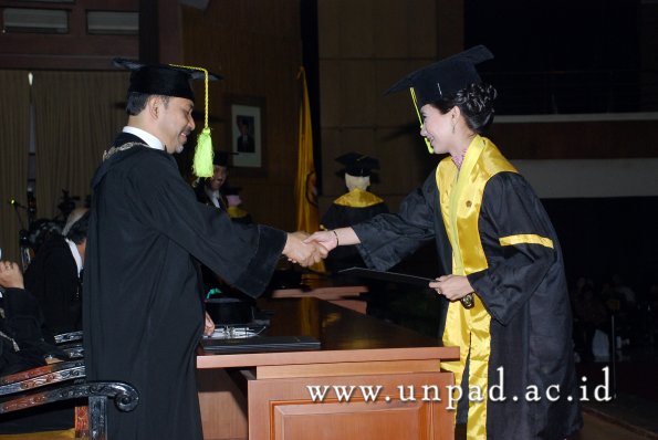 dok-humas-unpad_ilalang-foto_wisuda-gel-1-2010-2011_s1-fikom_174