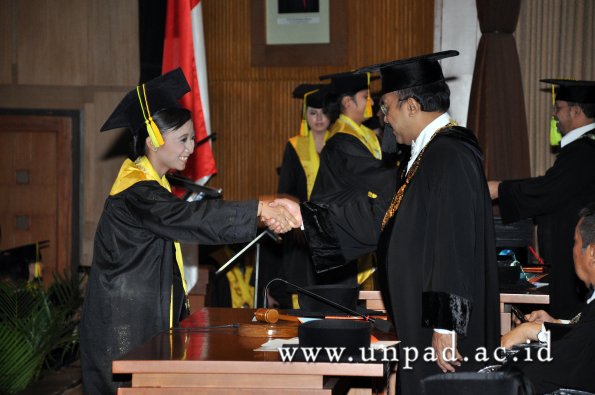 dok-humas-unpad_ilalang-foto_wisuda-gel-1-2010-2011_s1-fikom_181