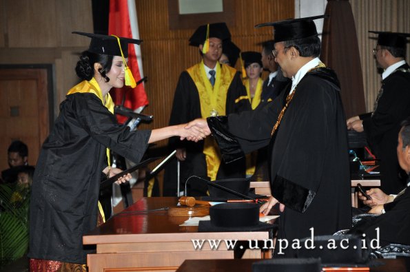 dok-humas-unpad_ilalang-foto_wisuda-gel-1-2010-2011_s1-fikom_186