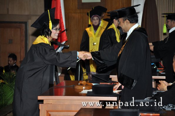 dok-humas-unpad_ilalang-foto_wisuda-gel-1-2010-2011_s1-fikom_188