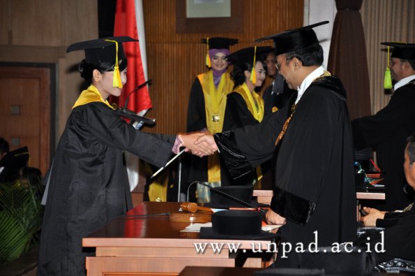 dok-humas-unpad_ilalang-foto_wisuda-gel-1-2010-2011_s1-fikom_194