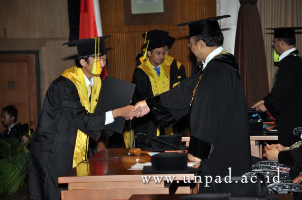 dok-humas-unpad_ilalang-foto_wisuda-gel-1-2010-2011_s1-fikom_207