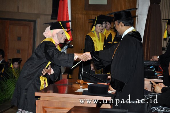 dok-humas-unpad_ilalang-foto_wisuda-gel-1-2010-2011_s1-fikom_244