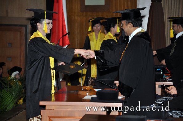 dok-humas-unpad_ilalang-foto_wisuda-gel-1-2010-2011_s1-fikom_251