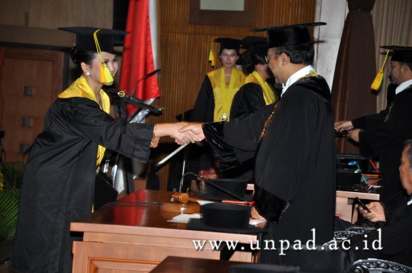 dok-humas-unpad_ilalang-foto_wisuda-gel-1-2010-2011_s1-fikom_252