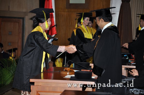 dok-humas-unpad_ilalang-foto_wisuda-gel-1-2010-2011_s1-fikom_253