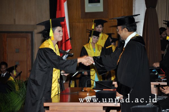 dok-humas-unpad_ilalang-foto_wisuda-gel-1-2010-2011_s1-fikom_254