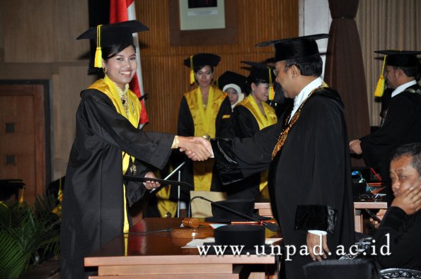 dok-humas-unpad_ilalang-foto_wisuda-gel-1-2010-2011_s1-fikom_256