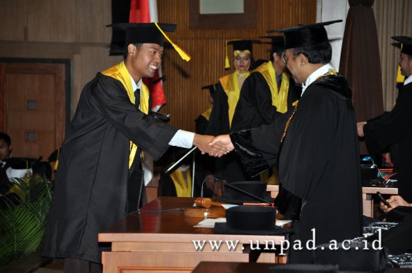 dok-humas-unpad_ilalang-foto_wisuda-gel-1-2010-2011_s1-fikom_261