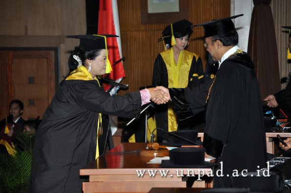 dok-humas-unpad_ilalang-foto_wisuda-gel-1-2010-2011_s1-fikom_268