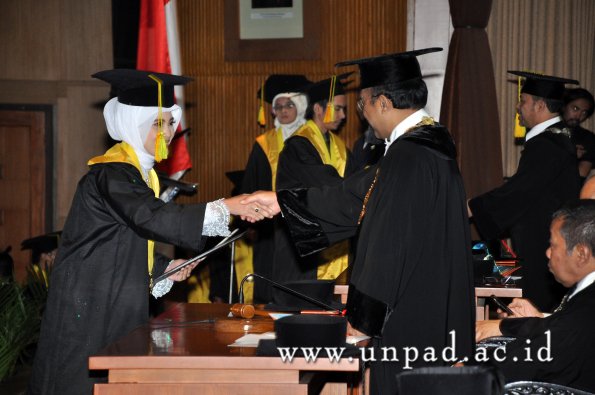 dok-humas-unpad_ilalang-foto_wisuda-gel-1-2010-2011_s1-fikom_270