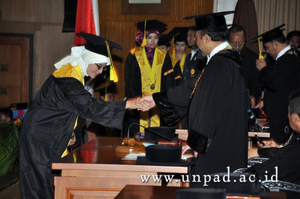 dok-humas-unpad_ilalang-foto_wisuda-gel-1-2010-2011_s1-fikom_272