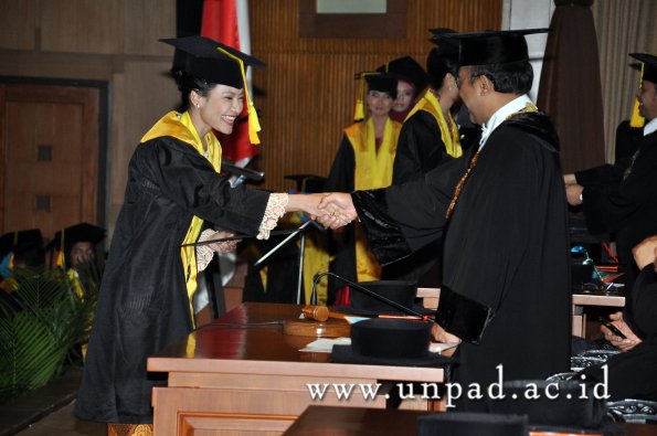 dok-humas-unpad_ilalang-foto_wisuda-gel-1-2010-2011_s1-fikom_275