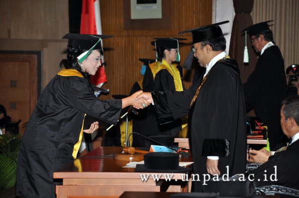 dok-humas-unpad_ilalang-foto_wisuda-gel-1-2010-2011_s1-pertanian_090