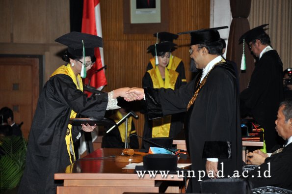 dok-humas-unpad_ilalang-foto_wisuda-gel-1-2010-2011_s1-pertanian_097