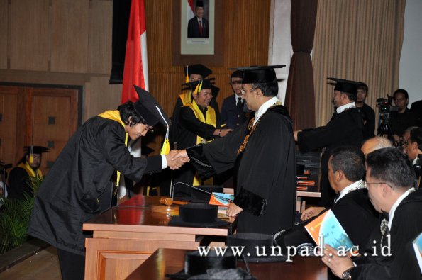 dok-humas-unpad_ilalang-foto_wisuda-gel-1-2010-2011_d3-fikom_069