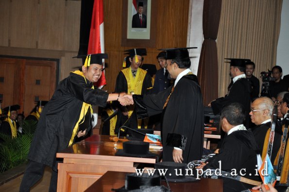 dok-humas-unpad_ilalang-foto_wisuda-gel-1-2010-2011_d3-fikom_070