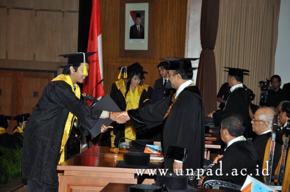 dok-humas-unpad_ilalang-foto_wisuda-gel-1-2010-2011_d3-fikom_071