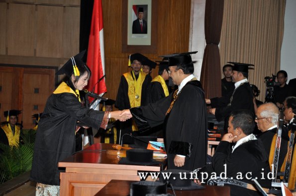 dok-humas-unpad_ilalang-foto_wisuda-gel-1-2010-2011_d3-fikom_072