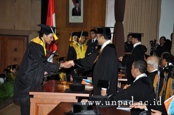 dok-humas-unpad_ilalang-foto_wisuda-gel-1-2010-2011_d3-fikom_074