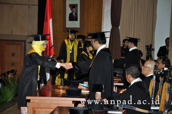 dok-humas-unpad_ilalang-foto_wisuda-gel-1-2010-2011_d3-fikom_076