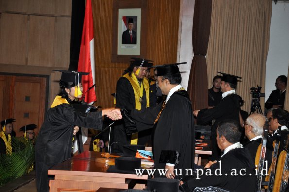 dok-humas-unpad_ilalang-foto_wisuda-gel-1-2010-2011_d3-fikom_077