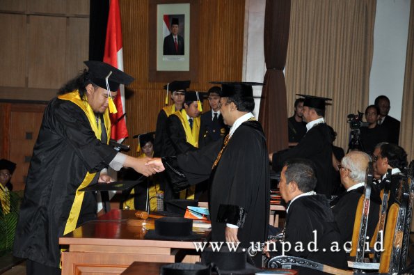 dok-humas-unpad_ilalang-foto_wisuda-gel-1-2010-2011_d3-fikom_078