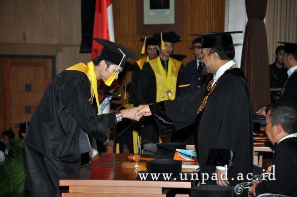 dok-humas-unpad_ilalang-foto_wisuda-gel-1-2010-2011_d3-fikom_080