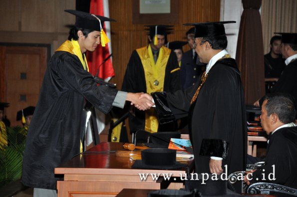 dok-humas-unpad_ilalang-foto_wisuda-gel-1-2010-2011_d3-fikom_081