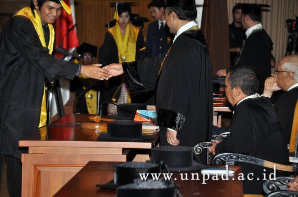 dok-humas-unpad_ilalang-foto_wisuda-gel-1-2010-2011_d3-fikom_082