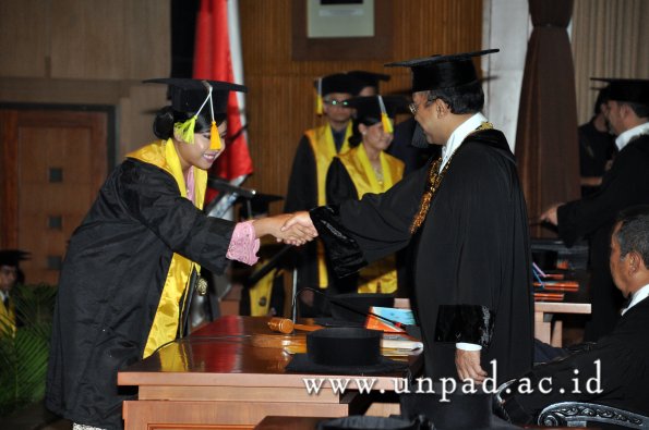 dok-humas-unpad_ilalang-foto_wisuda-gel-1-2010-2011_d3-fikom_083