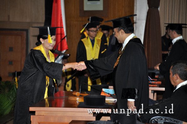 dok-humas-unpad_ilalang-foto_wisuda-gel-1-2010-2011_d3-fikom_084