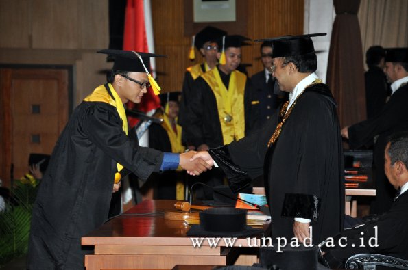 dok-humas-unpad_ilalang-foto_wisuda-gel-1-2010-2011_d3-fikom_085