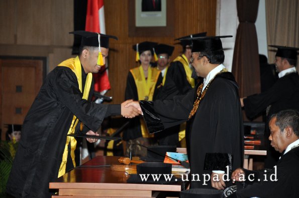 dok-humas-unpad_ilalang-foto_wisuda-gel-1-2010-2011_d3-fikom_086