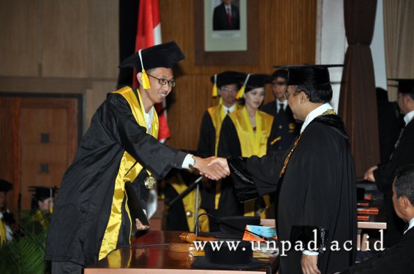 dok-humas-unpad_ilalang-foto_wisuda-gel-1-2010-2011_d3-fikom_087