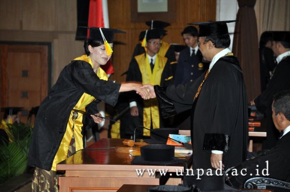 dok-humas-unpad_ilalang-foto_wisuda-gel-1-2010-2011_d3-fikom_088