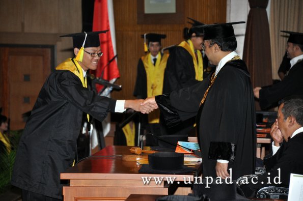 dok-humas-unpad_ilalang-foto_wisuda-gel-1-2010-2011_d3-fikom_089